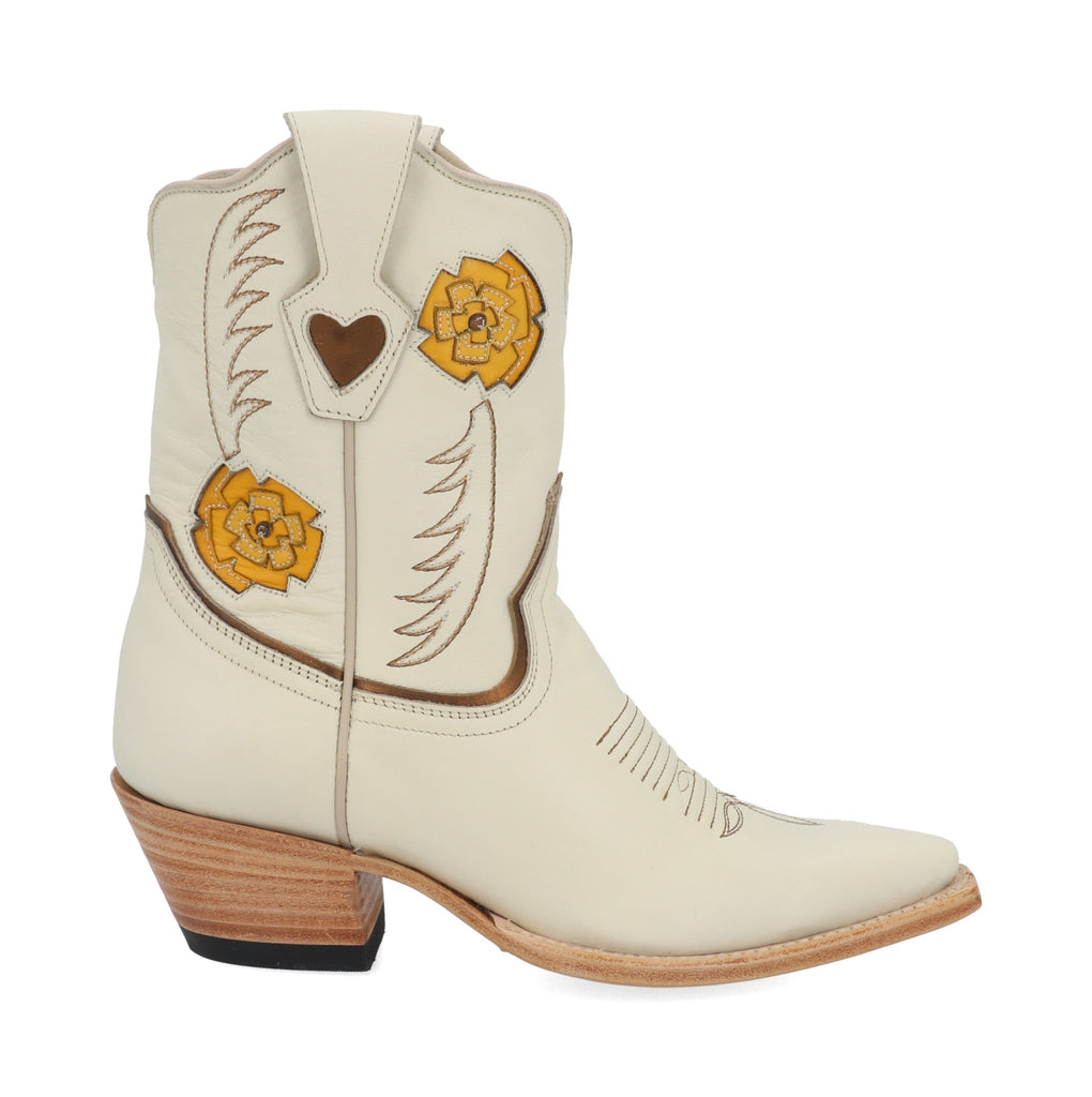 THE YELLOW ROSE in Cream